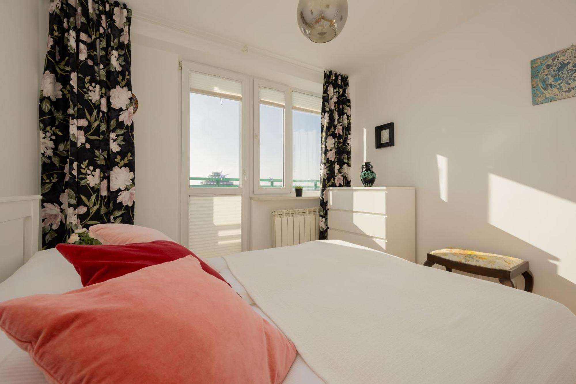 Butas Autumn With Balcony And Two Bedrooms By Renters Warsaw